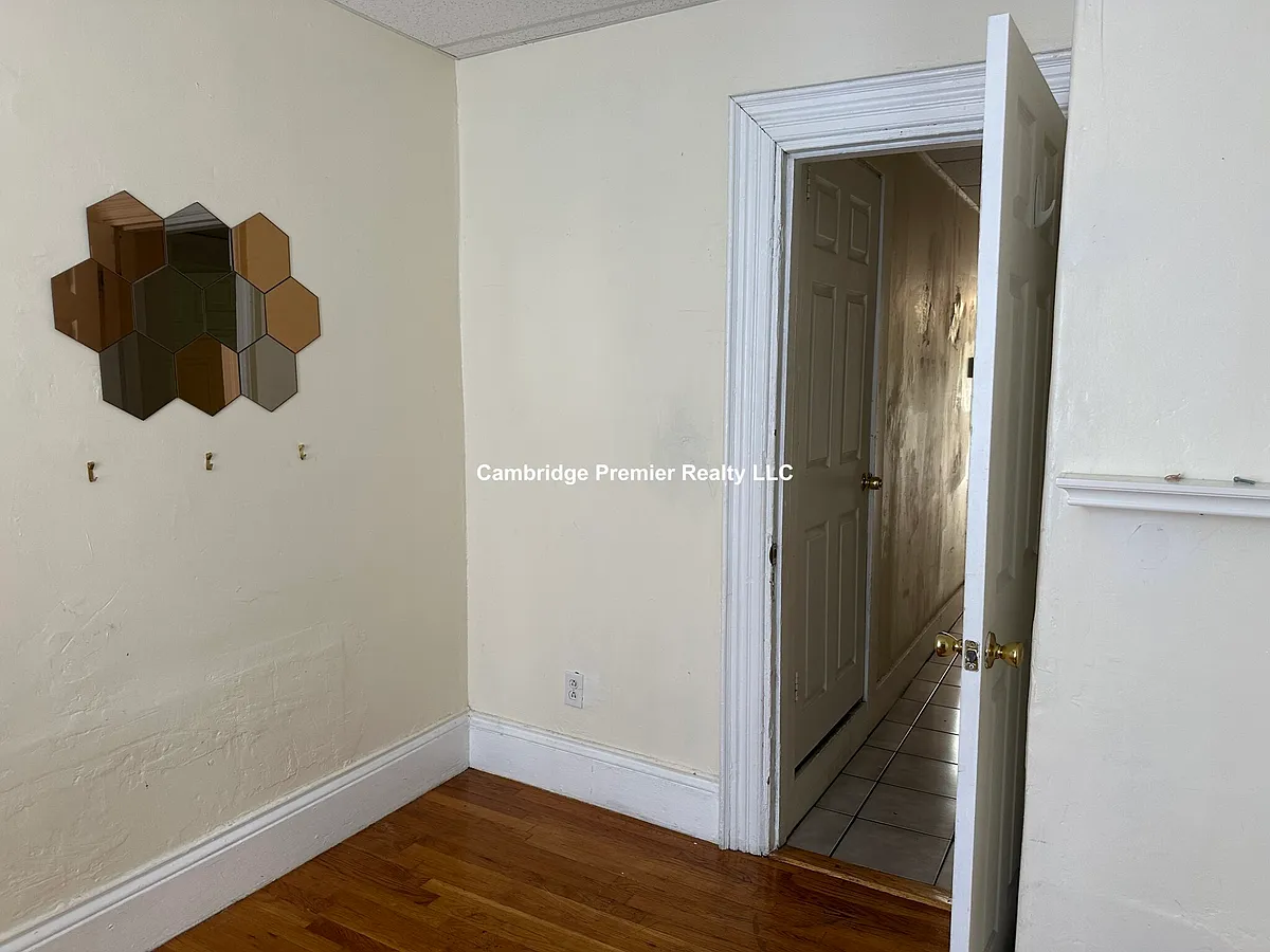 Building Photo - 179 1/2 Harvard St #2