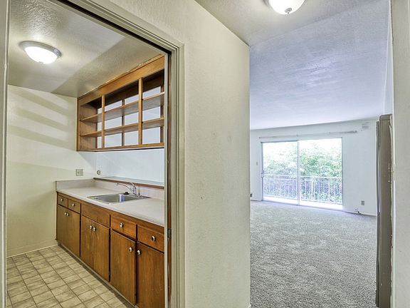 5th image of 36 Moss Ave #5