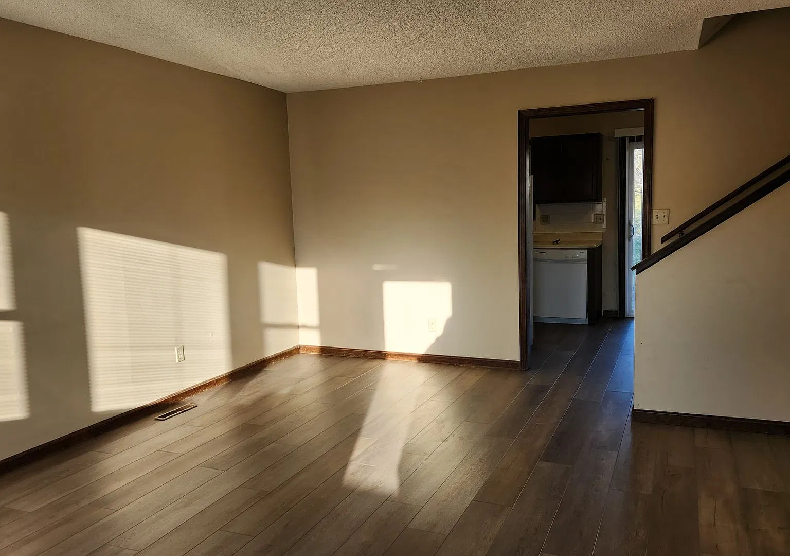 2 bedroom on quiet street! — Photo 3