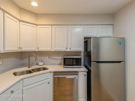 4th image of 140 W Wood St Unit 330