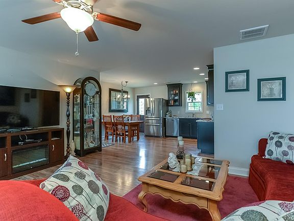 4th image of 1300 Orchard Dr