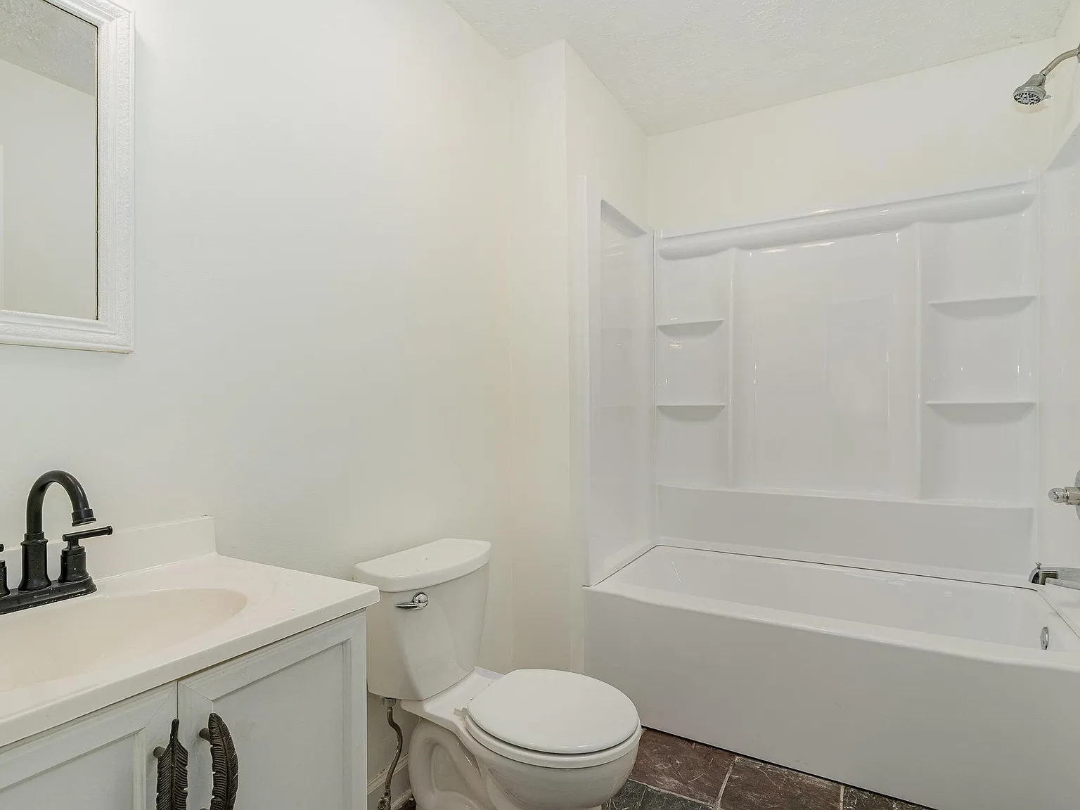 4 bed, 3.0 bath, 2106 sqft, $1,048 — Photo 2