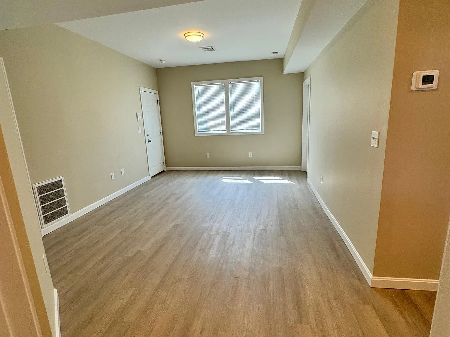 3 bed, 900 sqft, $2,300 — Photo 3