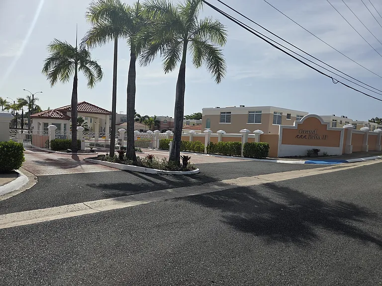 11 Grand Palm Cir — Photo 1