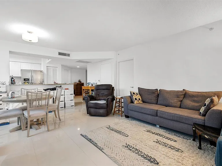 19501 W Country Club Dr #309 — Photo 5