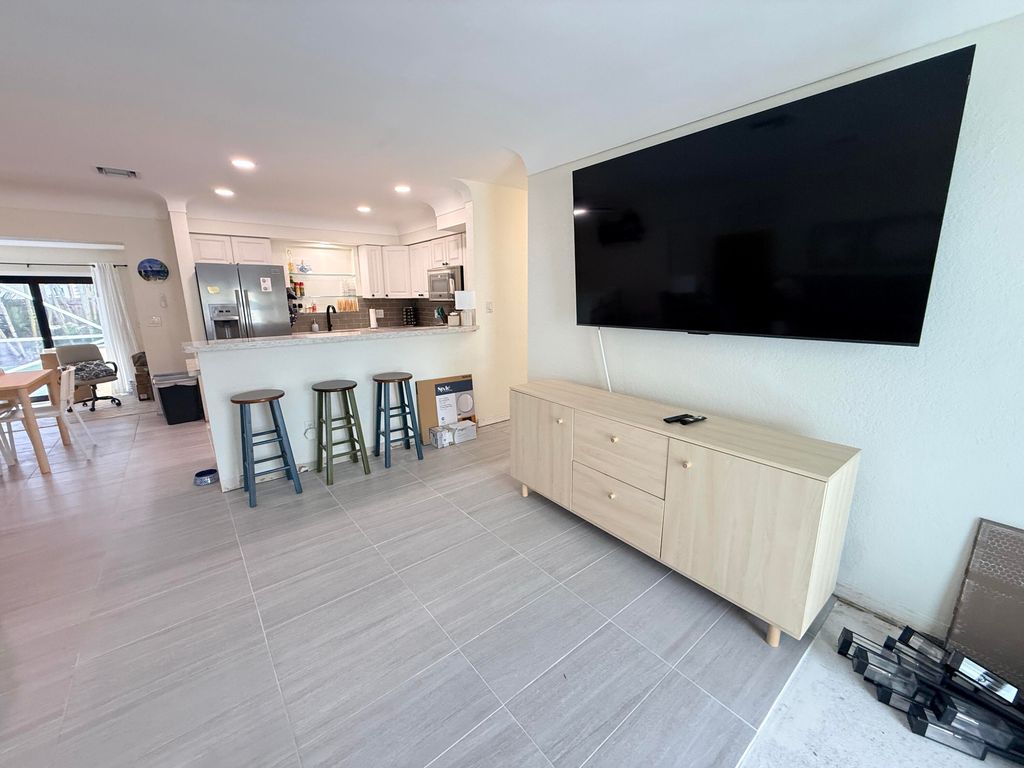 608 NE 24th Ave, photo 5
