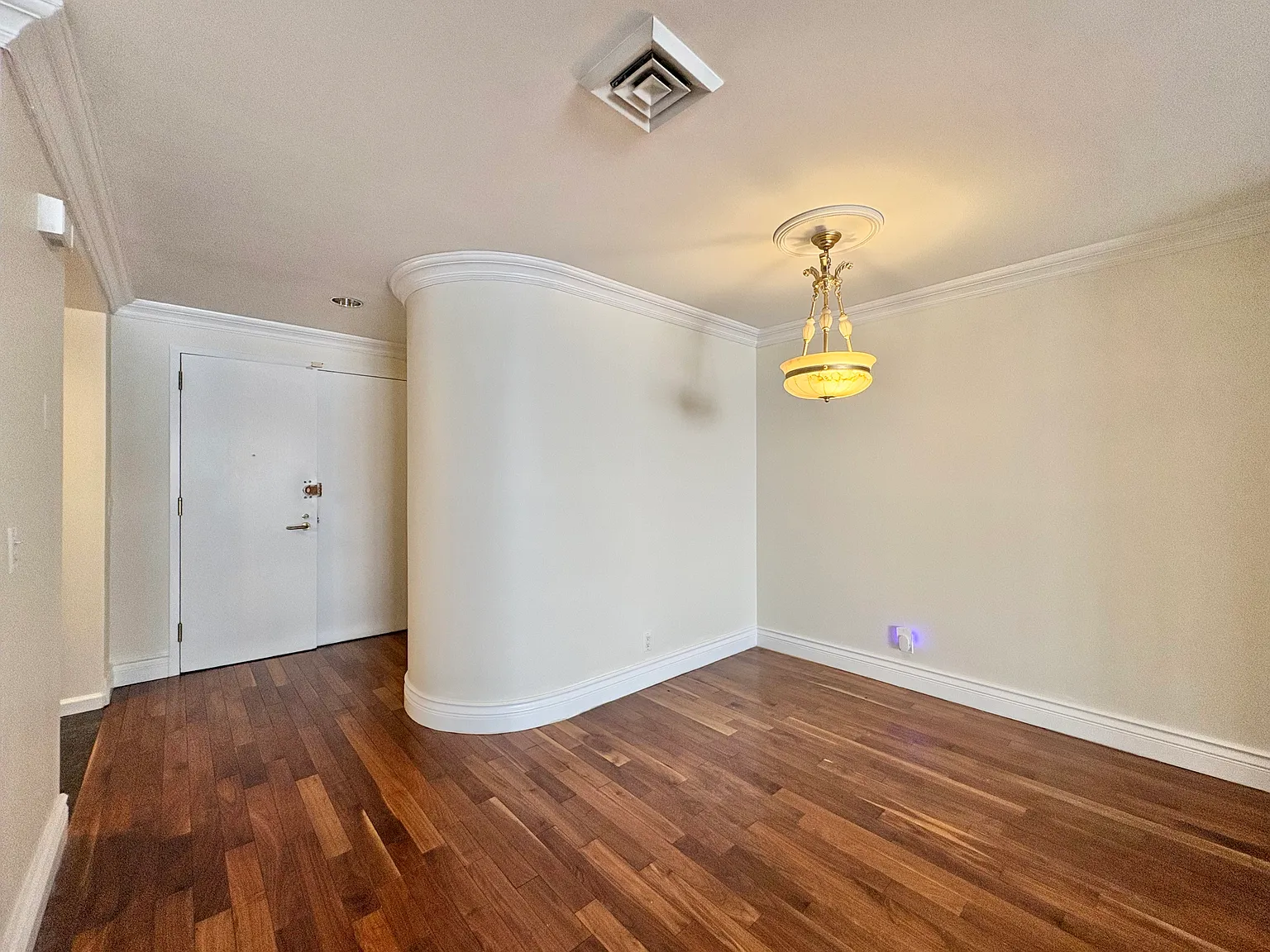 100 Cuttermill Rd — Photo 3