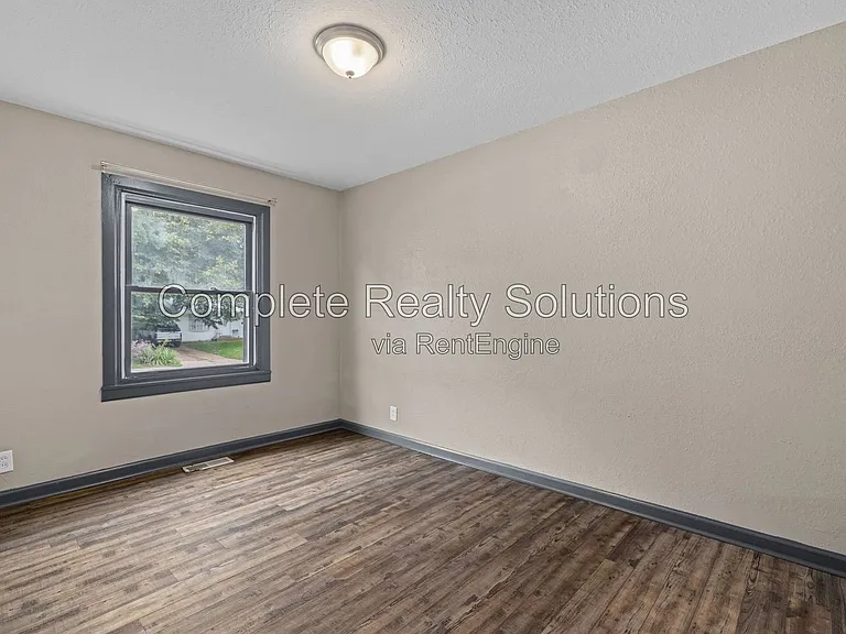 1926 Hudson Rd — Photo 16