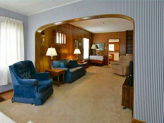 3rd image of 2722 Alexandria Ave