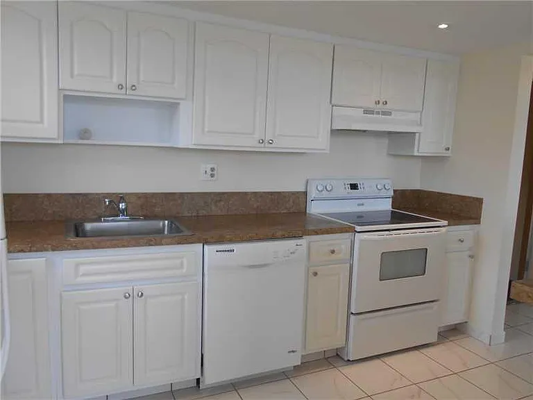 2731 Taft St #309 — Photo 4