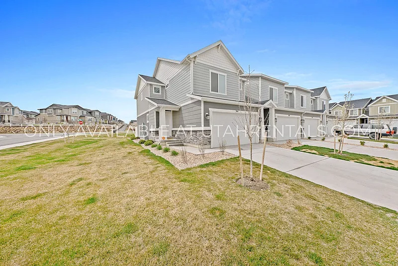 3 bed, 2.0 bath, 2419 sqft, $2,050 — Photo 2