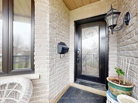 3rd image of 32 Stephanie Ln