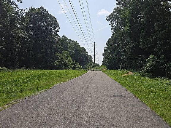 5th image of 608 Field Rd