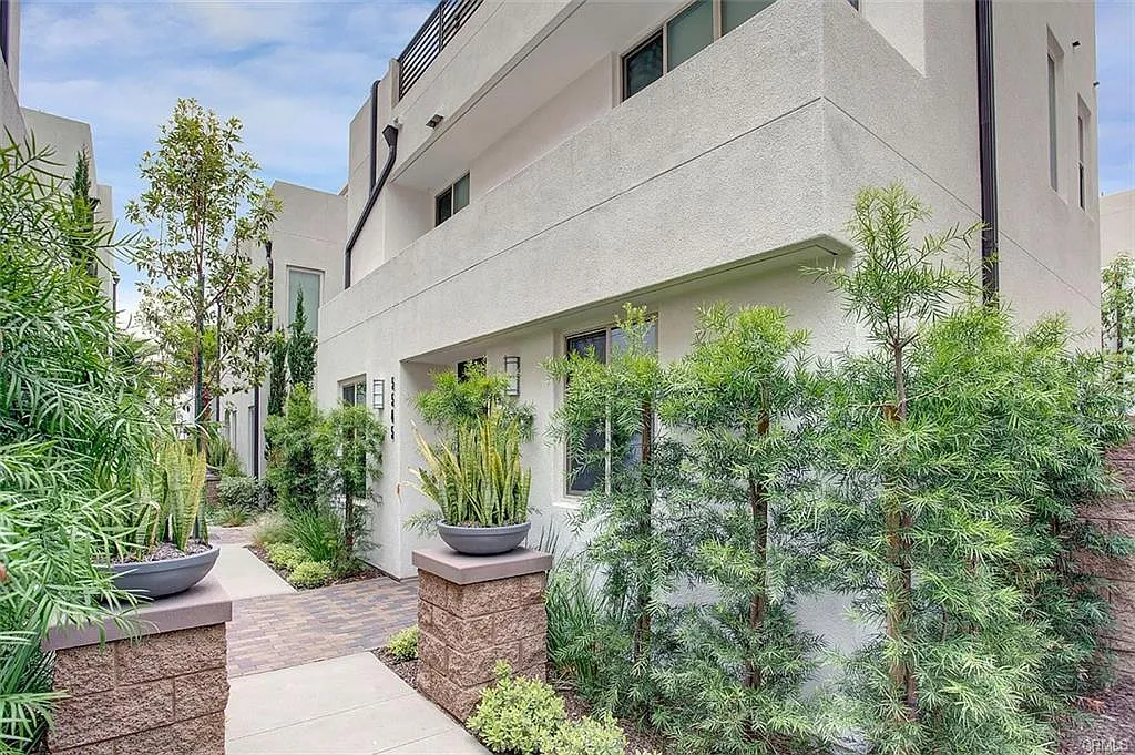 3 bed, 2.5 bath, 1861 sqft, $6,250 — Photo 3
