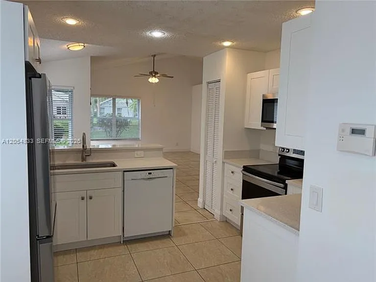 9020 Lake Park Cir N #9020 — Photo 5
