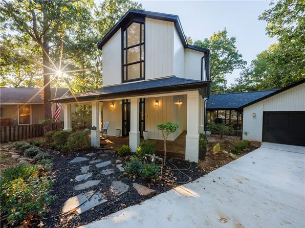 3215 N Wroxton Ct, Fayetteville, AR 72703