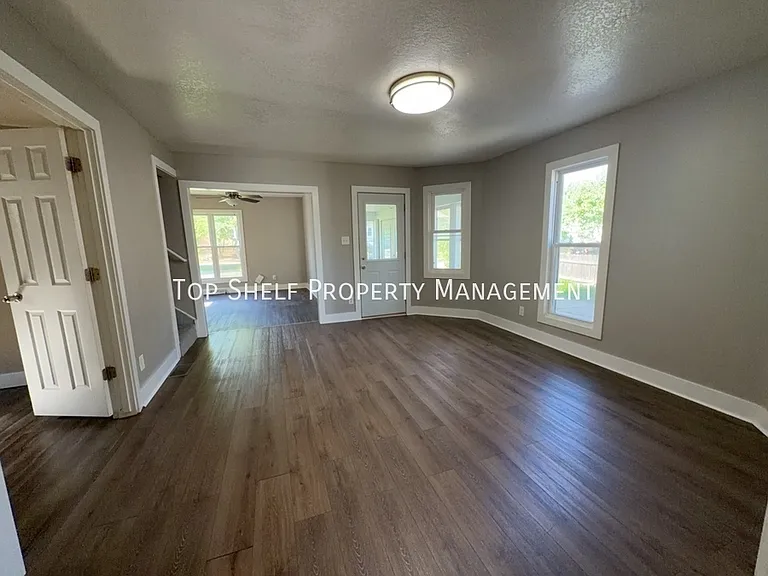 915 E Washington Ave — Photo 4