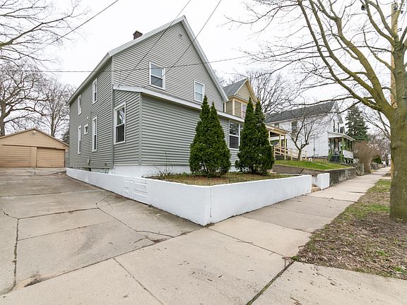 3rd image of 1330 Maude Ave NE