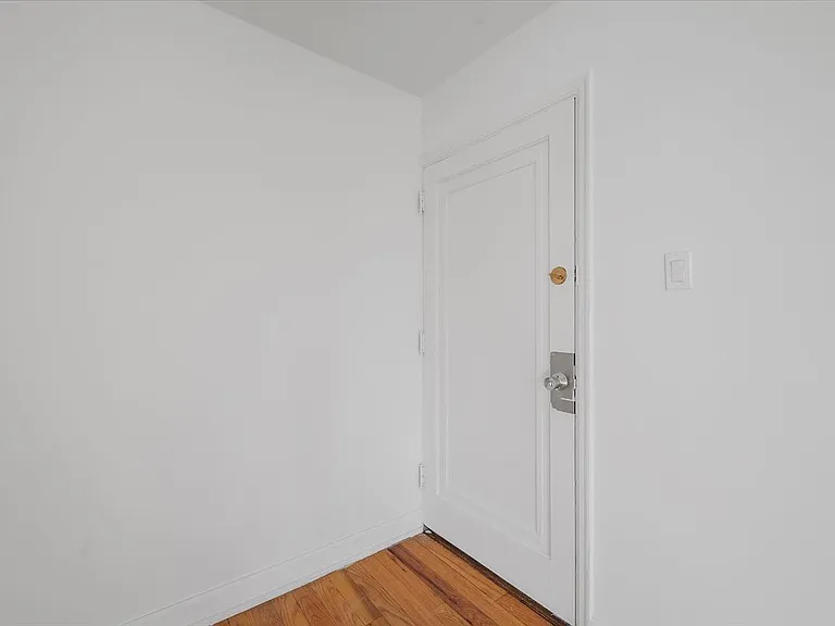 Colonial Terrace — Photo 8