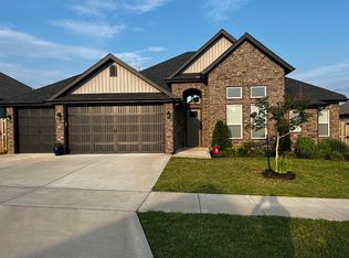 552 N Sabine Pass Rd, Fayetteville, AR 72704