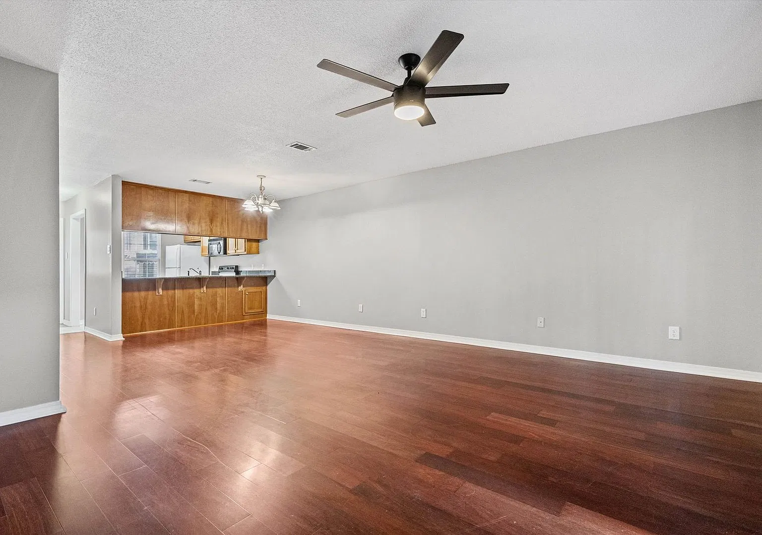 Two Bedroom Townhome Off Hillcrest — Photo 3