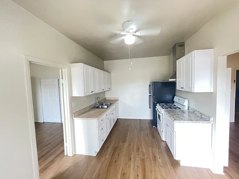 515 E Valencia Ave — Photo 4