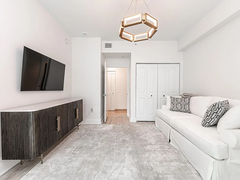 347 N New River Dr E — Photo 14