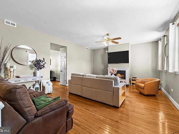 4th image of 1642 Ridge Ave #44