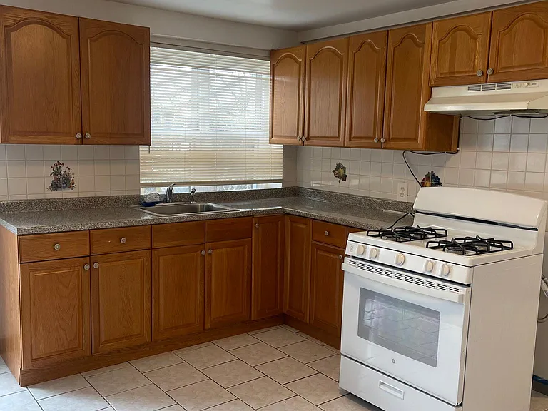 1284 Pelham Pkwy S #1A — Photo 5
