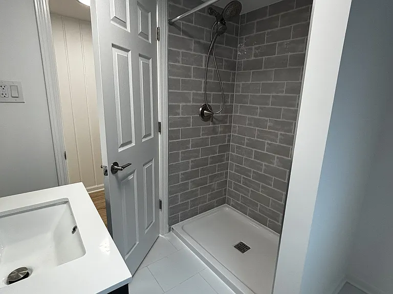 1527 W Pratt Blvd #GW — Photo 5