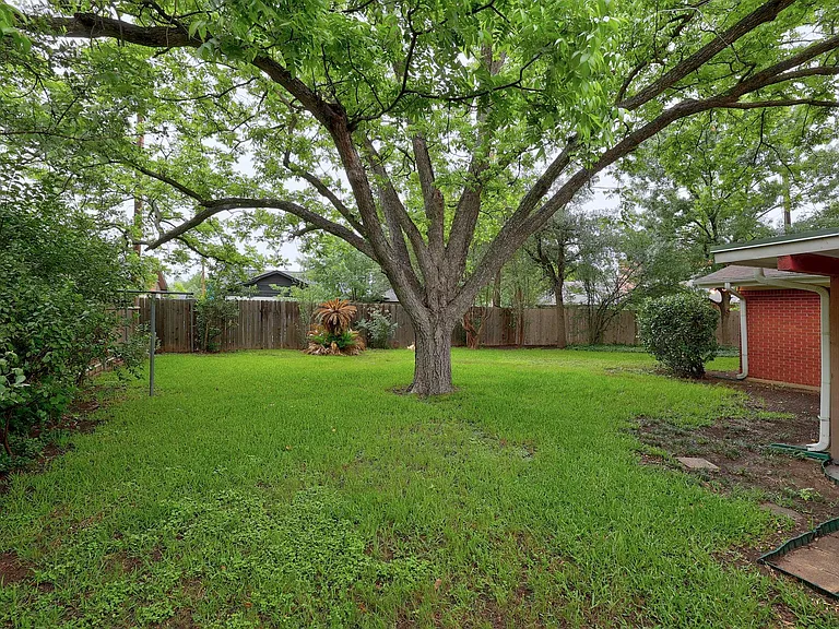 8609 Melshire Dr — Photo 25