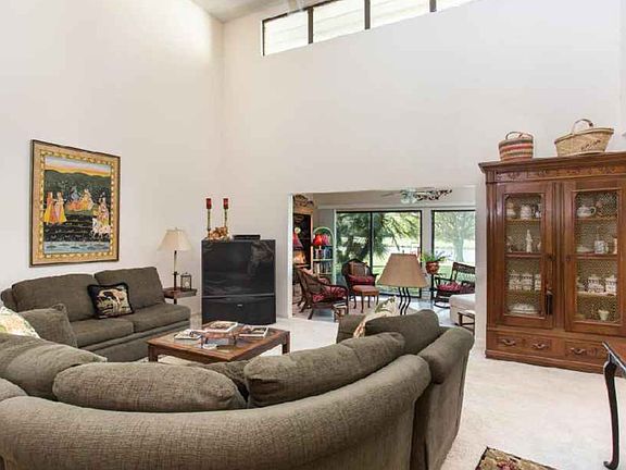 5th image of 226 Country Club Dr