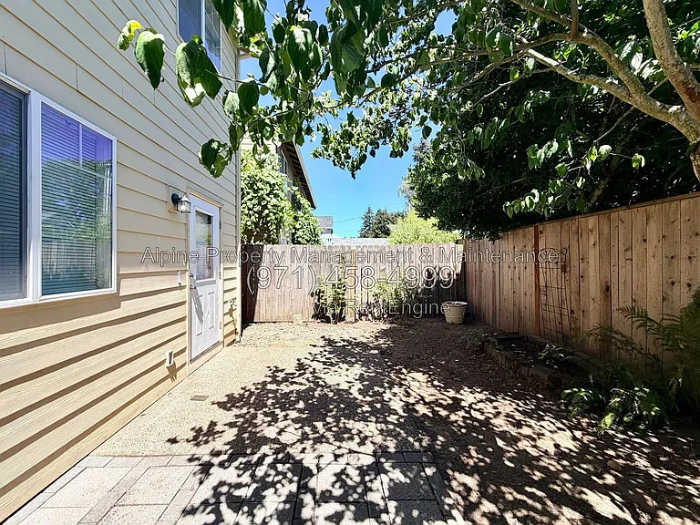 210 NW Connell Ave — Photo 14
