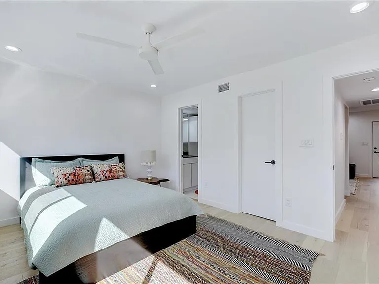 400 E 30th St #204 — Photo 12