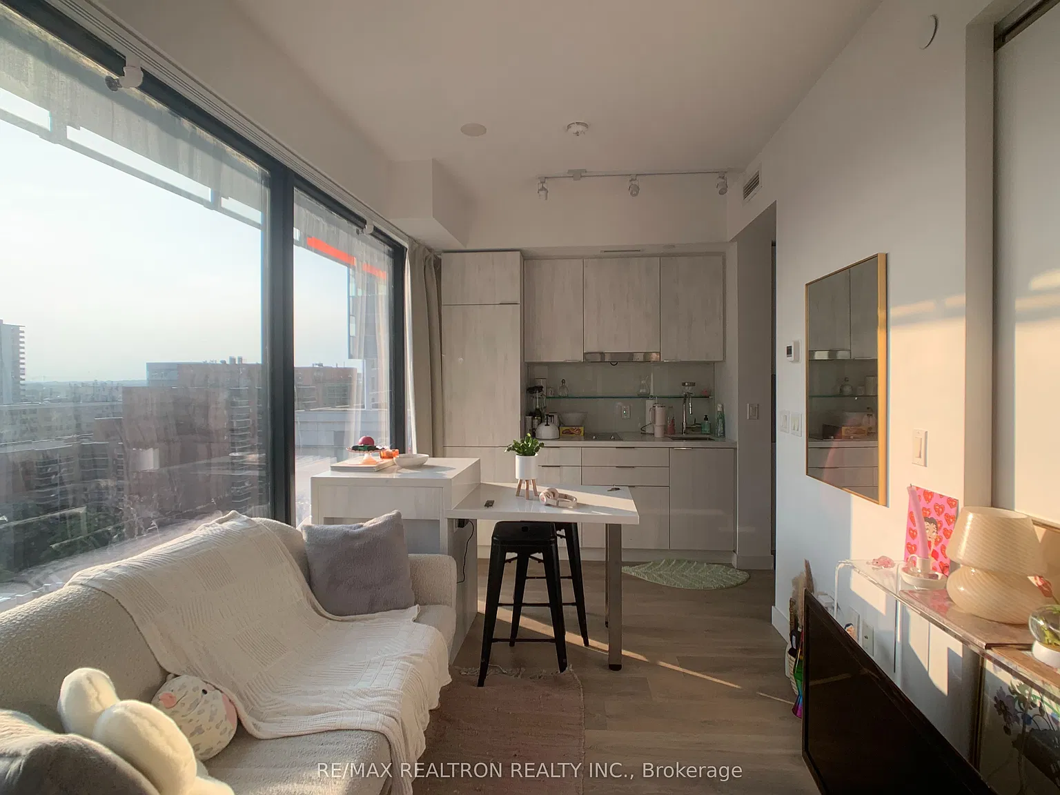 215 Queen St W — Photo 4