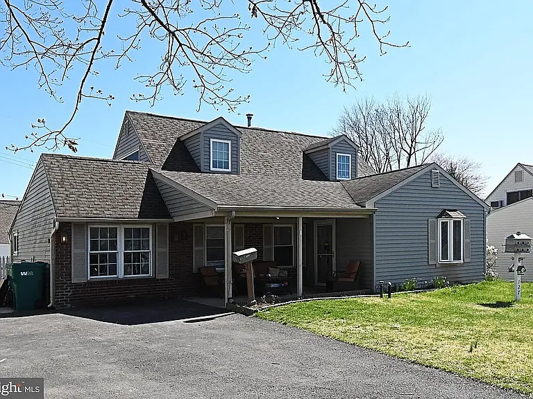 127 Hedge Rd — Photo 1