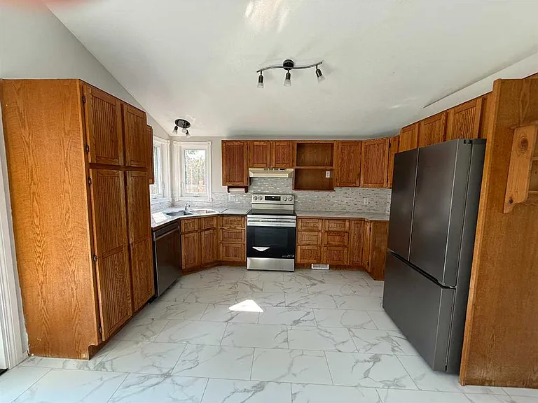 2725 57b Ave — Photo 8