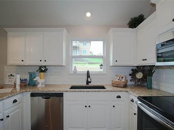 3rd image of 805 SW Apple Grove Ct