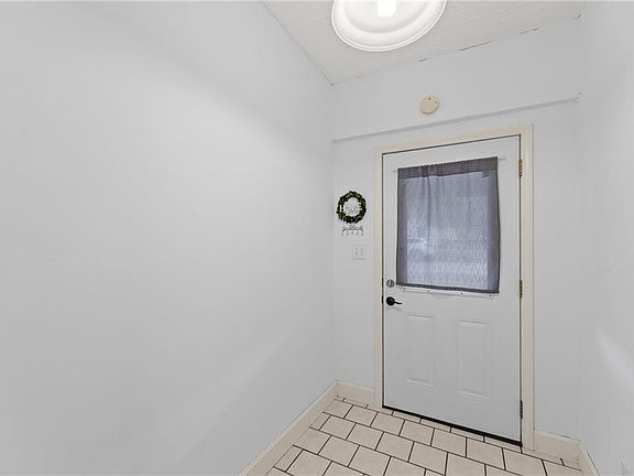 4th image of 534 E 2nd Ave