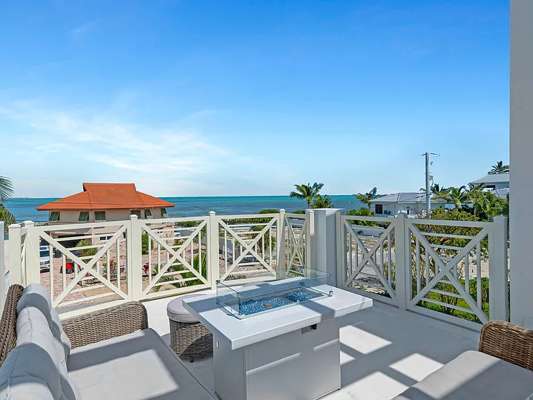 317 E Seaview Cir — Photo 3