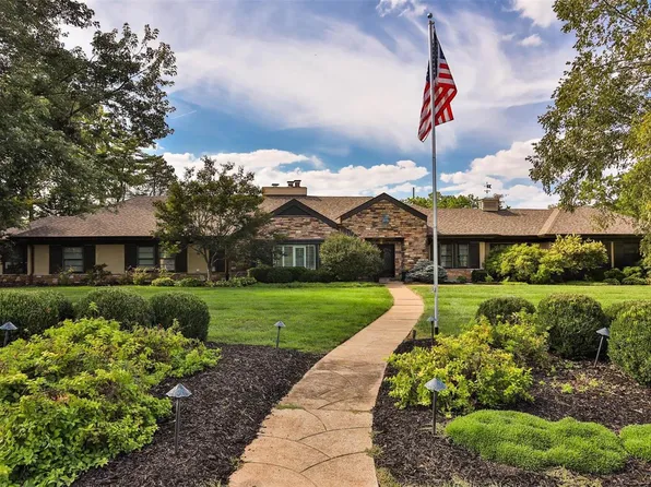 2 Country Aire Dr, Saint Louis, MO 63131