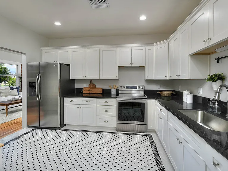 San Carlos Apartments — Photo 6