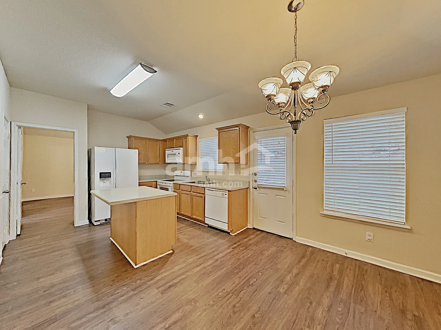 3 bed, 2.0 bath, 1295 sqft, $1,630 — Photo 4