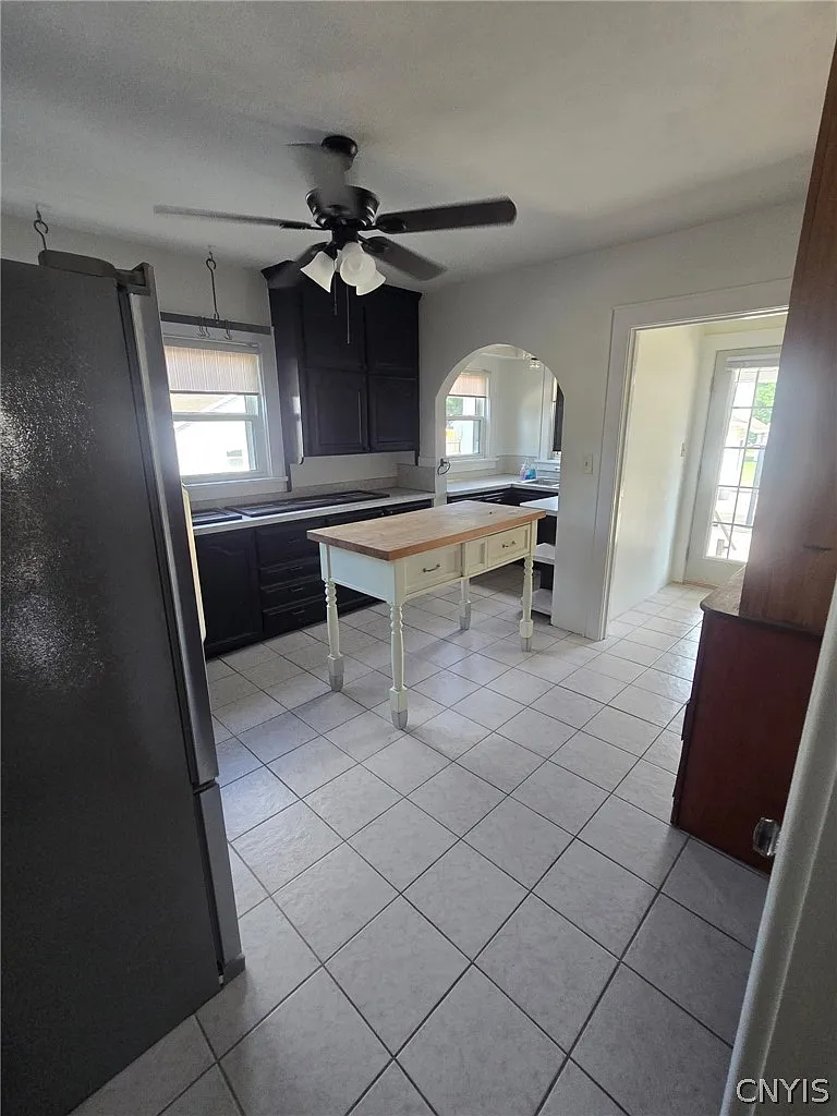 4 bed, 1.0 bath, 3894 sqft, $3,000 — Photo 2
