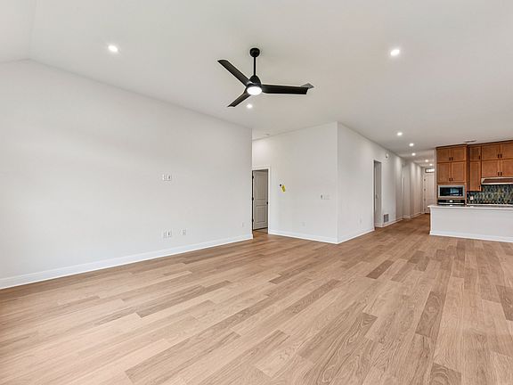 4th image of 581 Treadwell Ln