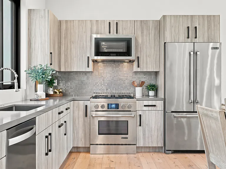 425 N Alfred St — Photo 8