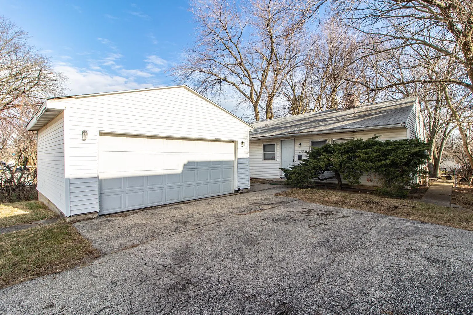 735 N McAree Rd photo 1