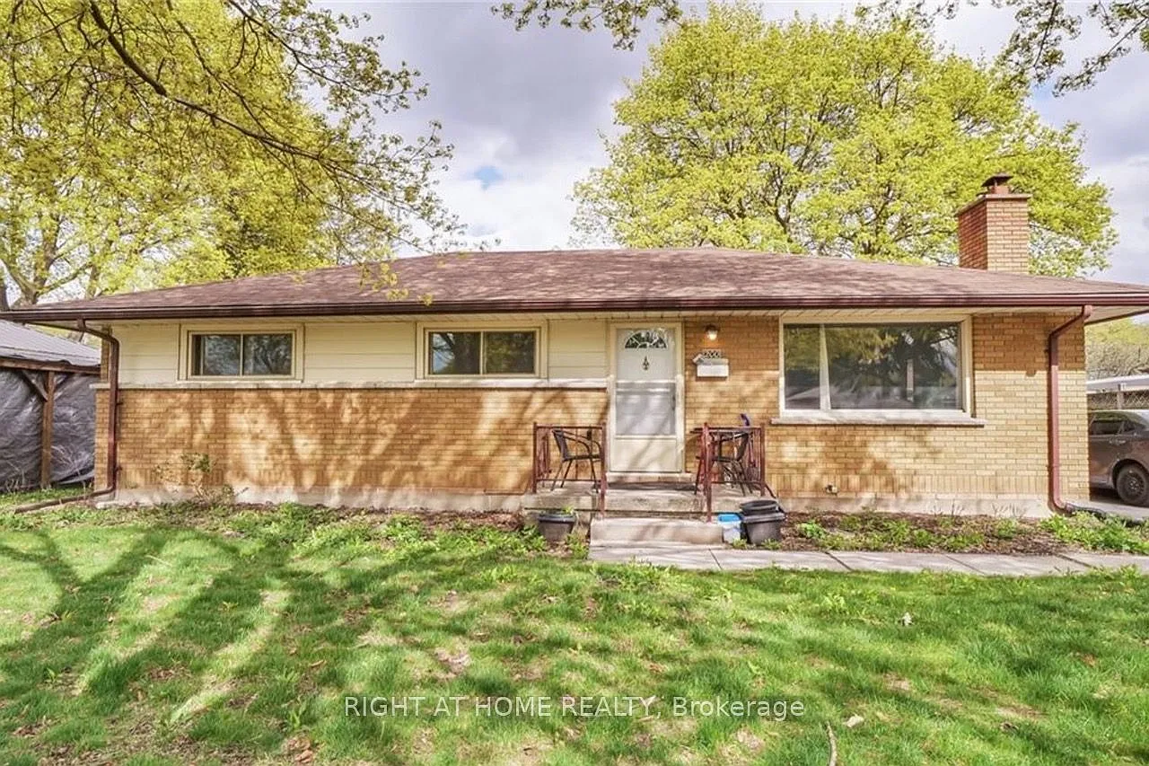 3 bed, $1,995 — Photo 1