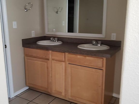 4th image of 402 E Pine Ave
