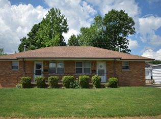 230 Robinhood Ln, Bloomington, IL 61701